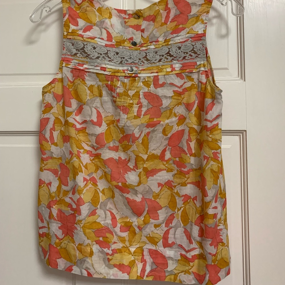 Sleeveless blouse with lace detail at the top & buttons on the back